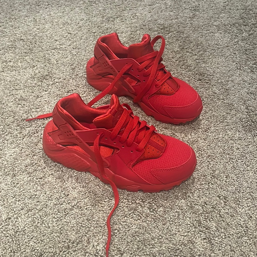 Size 5 hurache runs brand new. Never worn